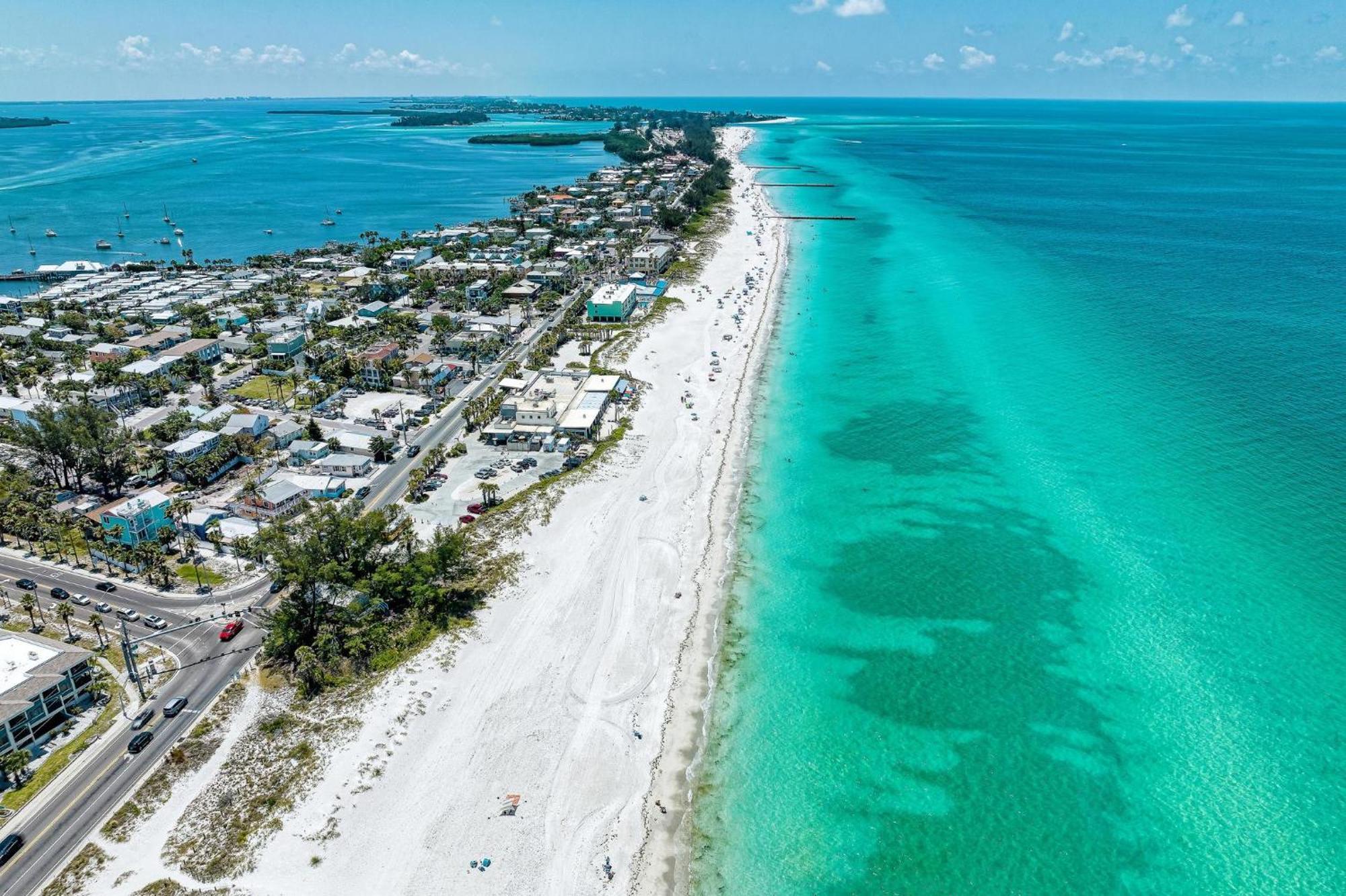 Anna Maria Island Runaway Tropical Dream-One Minute Walk To The Beach-Heated Pool Брейдентон-Біч Екстер'єр фото