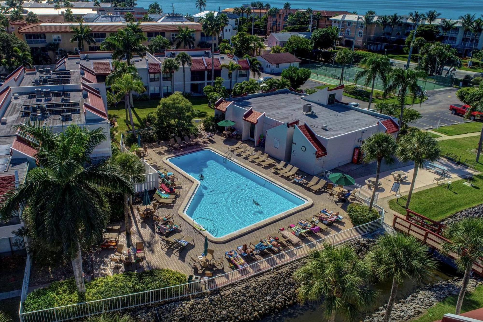 Anna Maria Island Runaway Tropical Dream-One Minute Walk To The Beach-Heated Pool Брейдентон-Біч Екстер'єр фото