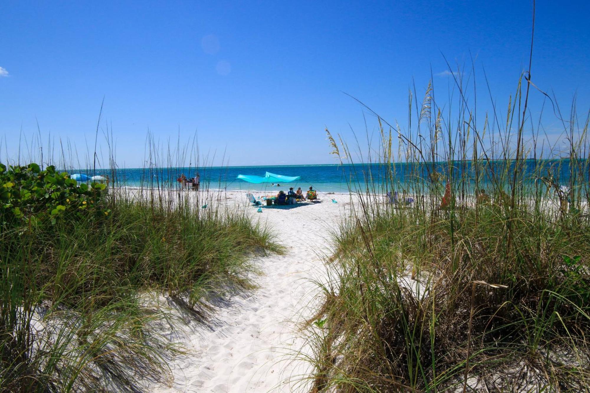 Anna Maria Island Runaway Tropical Dream-One Minute Walk To The Beach-Heated Pool Брейдентон-Біч Екстер'єр фото
