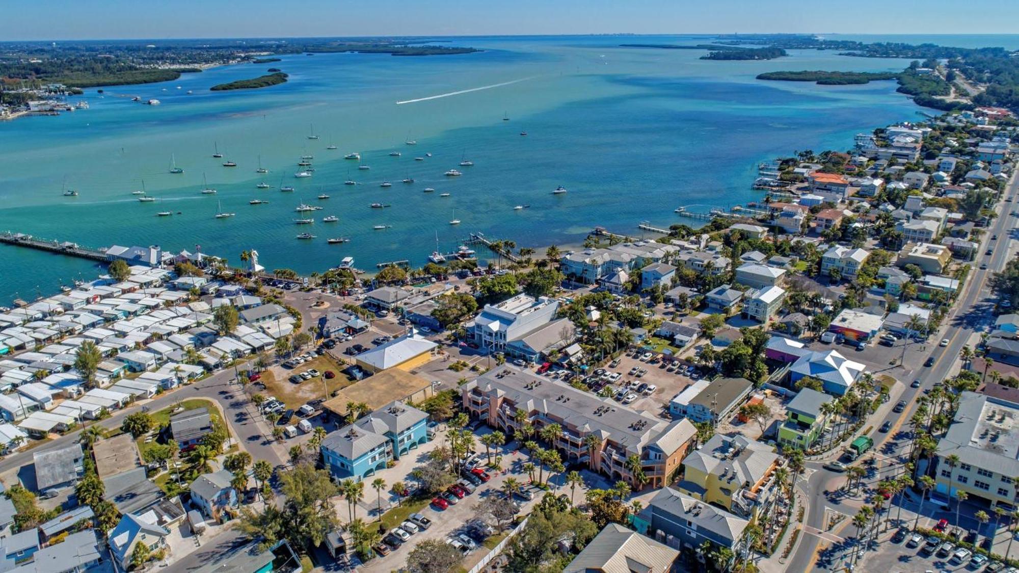 Anna Maria Island Runaway Tropical Dream-One Minute Walk To The Beach-Heated Pool Брейдентон-Біч Екстер'єр фото