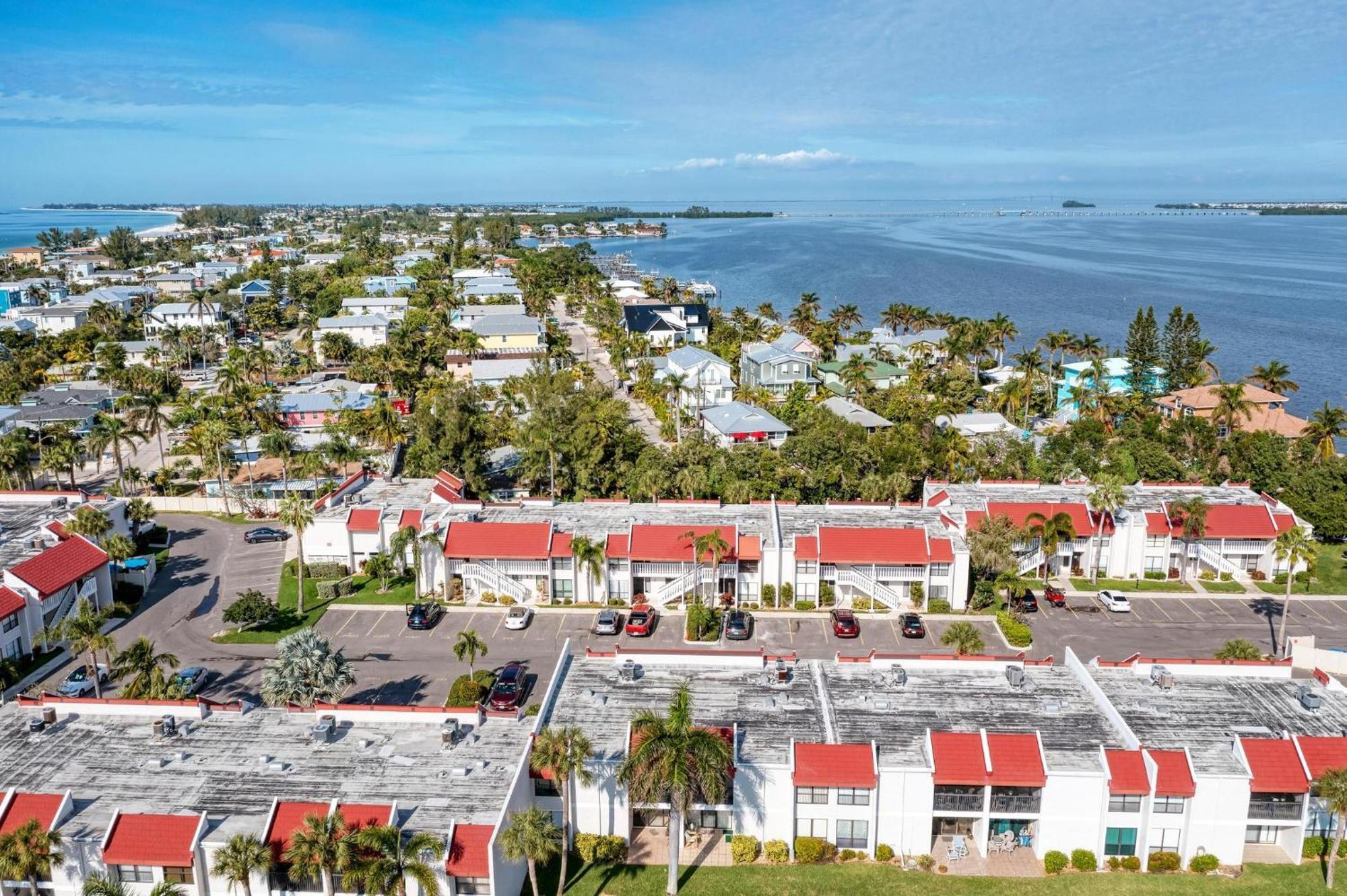 Anna Maria Island Runaway Tropical Dream-One Minute Walk To The Beach-Heated Pool Брейдентон-Біч Екстер'єр фото