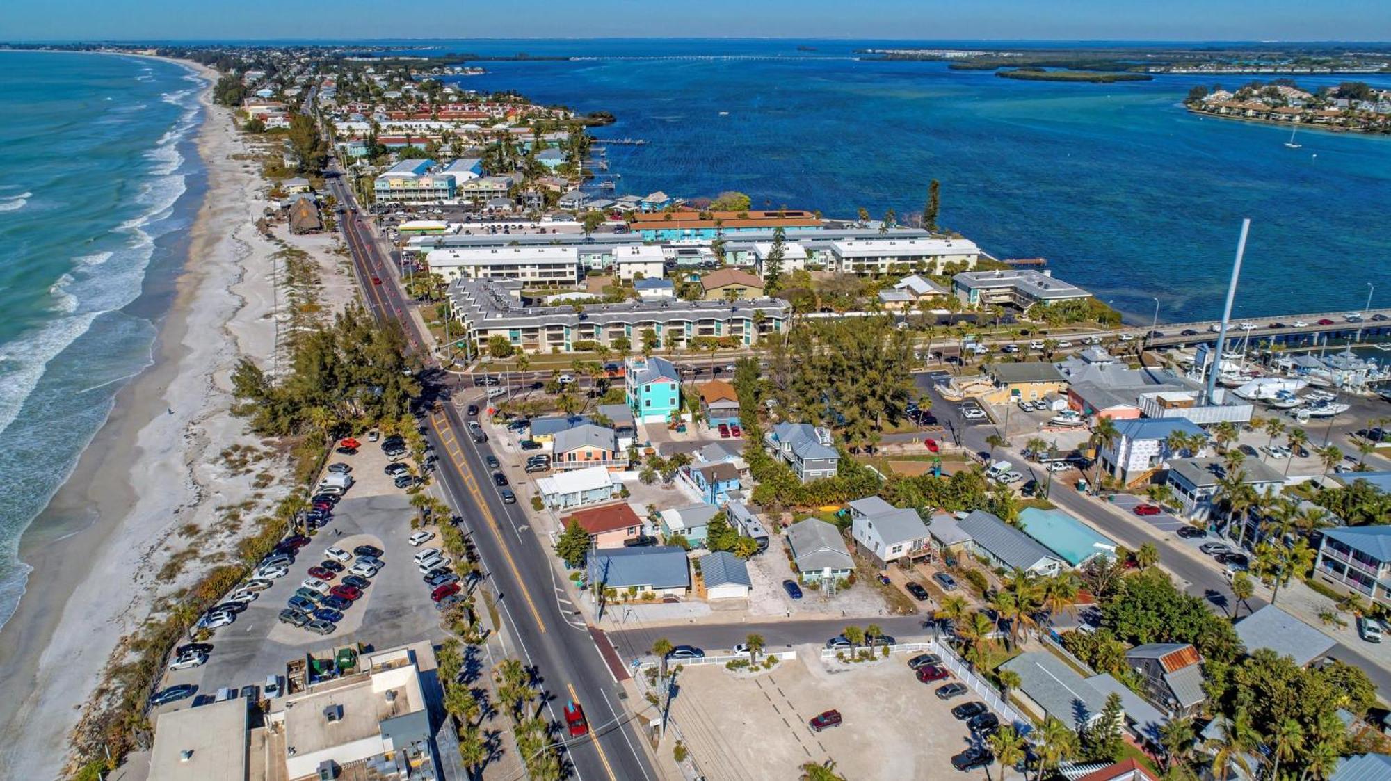 Anna Maria Island Runaway Tropical Dream-One Minute Walk To The Beach-Heated Pool Брейдентон-Біч Екстер'єр фото