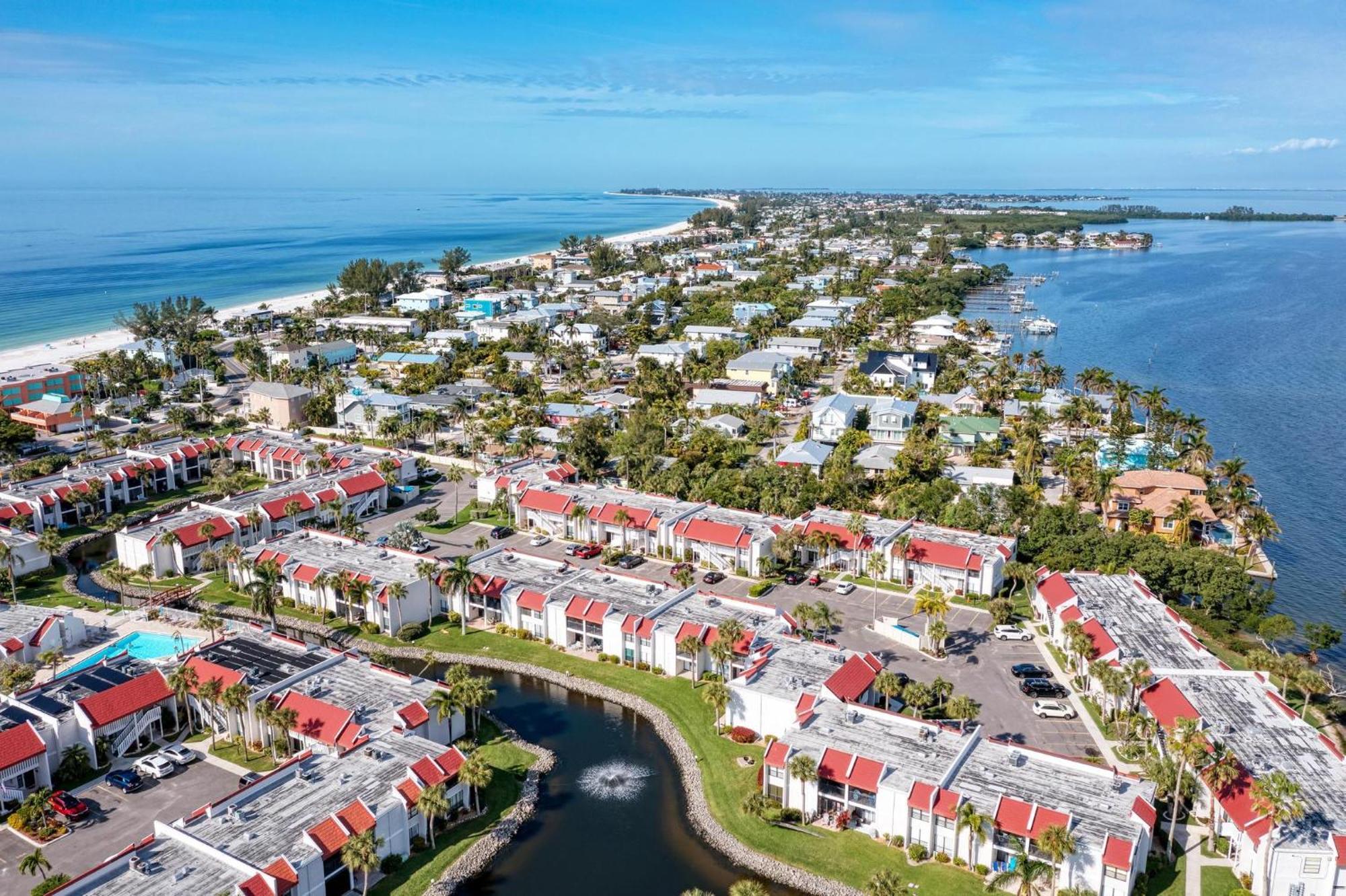 Anna Maria Island Runaway Tropical Dream-One Minute Walk To The Beach-Heated Pool Брейдентон-Біч Екстер'єр фото