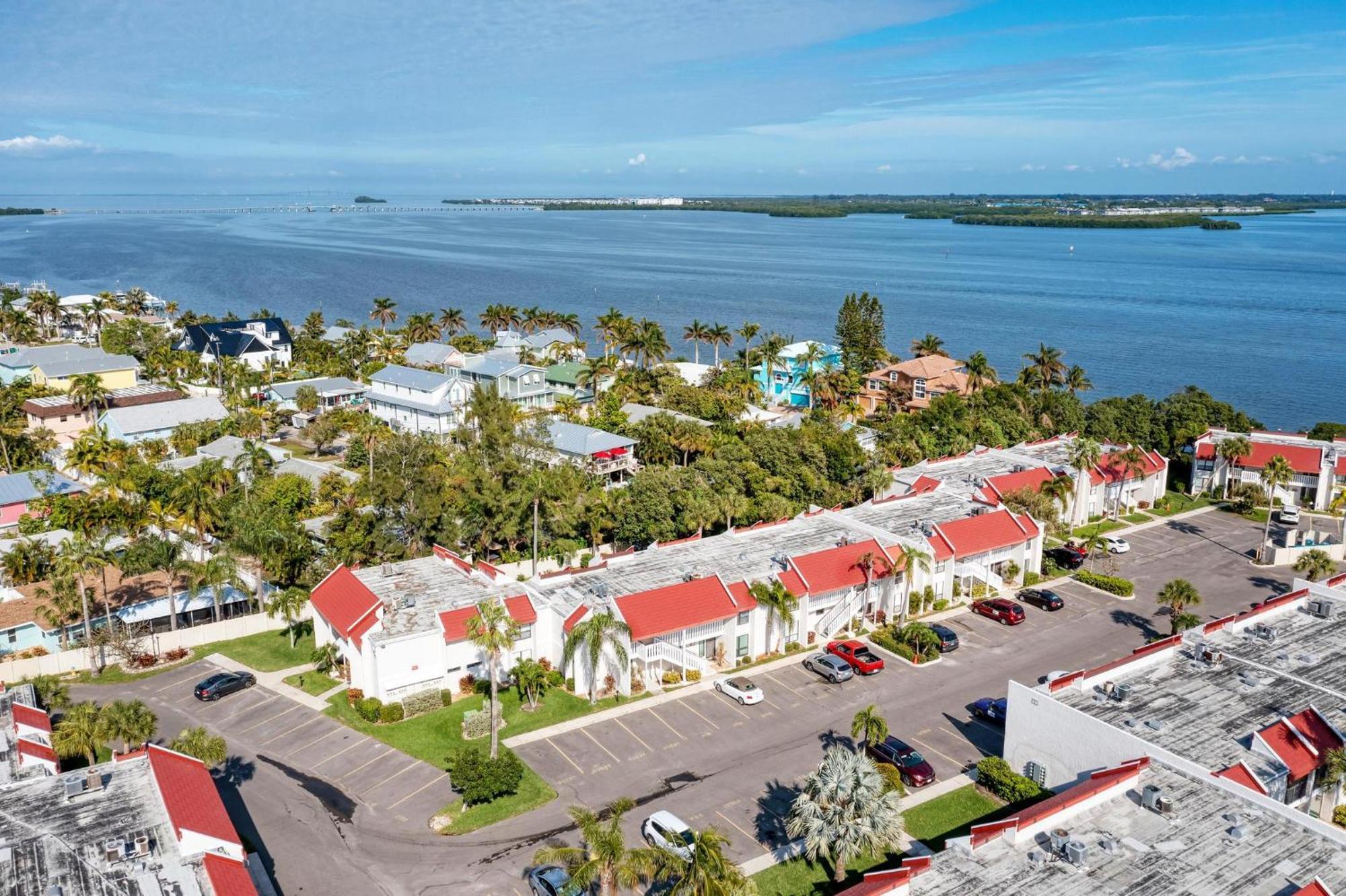 Anna Maria Island Runaway Tropical Dream-One Minute Walk To The Beach-Heated Pool Брейдентон-Біч Екстер'єр фото