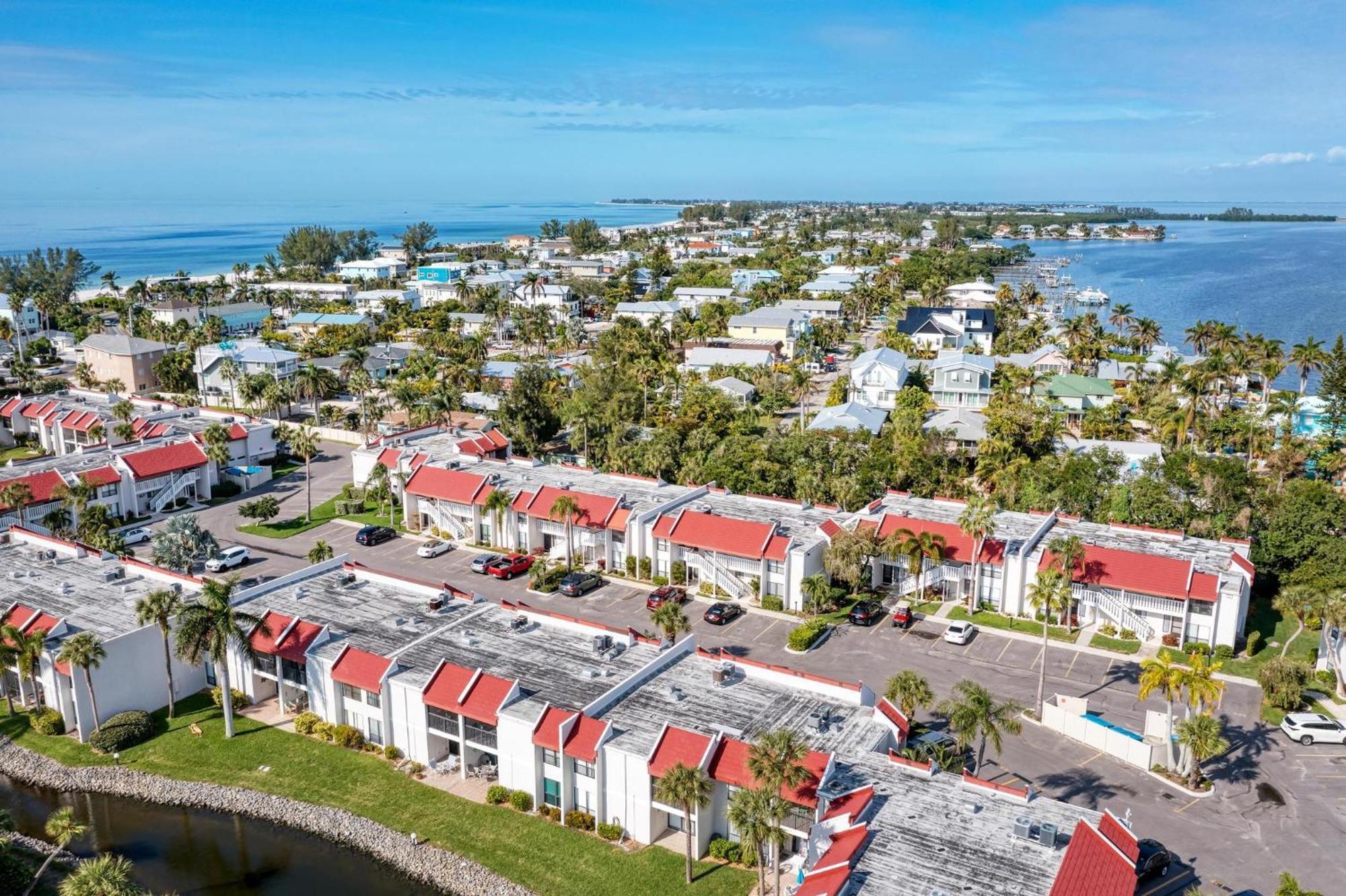 Anna Maria Island Runaway Tropical Dream-One Minute Walk To The Beach-Heated Pool Брейдентон-Біч Екстер'єр фото
